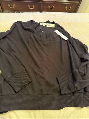 Red Haute Women's V-Neck Sweater in Black